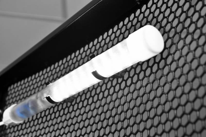 R-LED-220 Панель осветительная Rem с кронштейном серого цвета 1U 40х484х35 мм (ВхШхГ) 230V 19" цвет: белый с креплением на магнитах