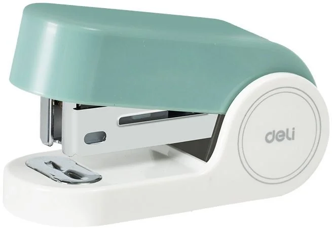Степлер мини Deli EK203-GR EK203 24/6 26/6 (15 листов) встроенный антистеплер, зеленый 15 скоб, металл/пластик, коробка
