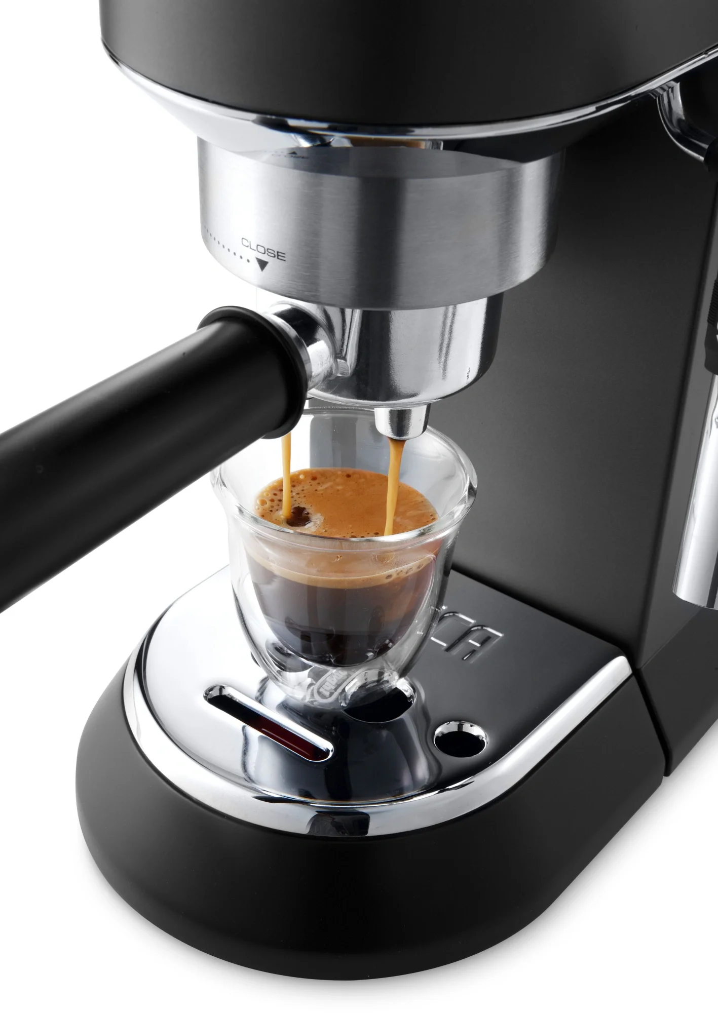 Кофеварка рожковая Delonghi EC685.BK 1350Вт черный
