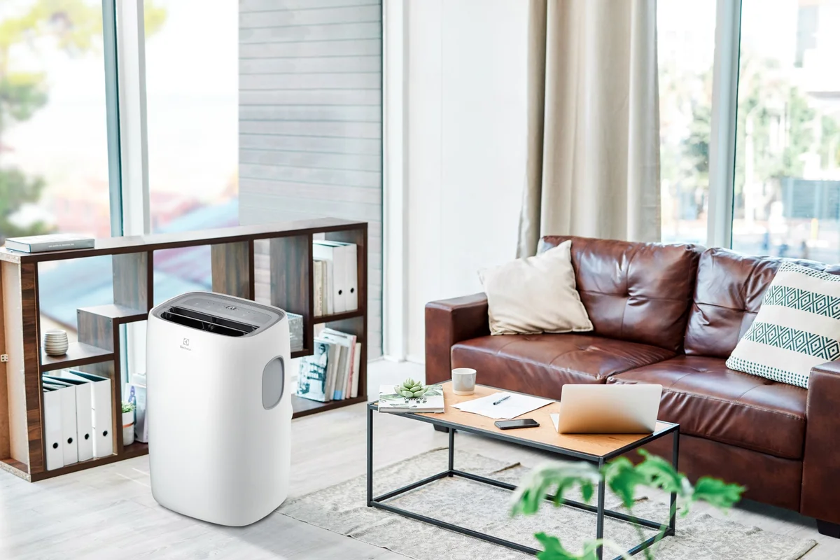 Кондиционер мобильный Electrolux Loft EACM-13 CL/N3 белый площ.32м2