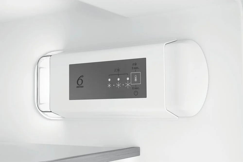 Встраиваемый холодильник Whirlpool, 177х54.5х54 см, 182/68 л, инверторный компрессор, Full No Frost, автоматическая разморозка, зона свежести, перенавешиваемые дверцы, скользящие направляющие, LED освещение Италия