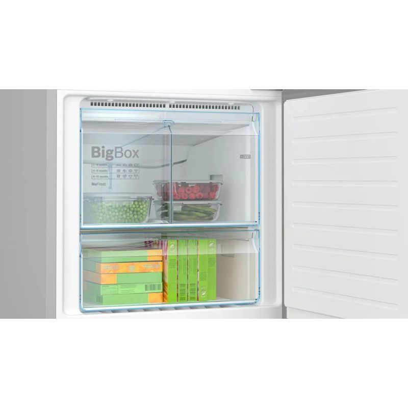 Full NoFrost, Serie   6, Габариты 193x70x80, Общий пол. объем: 559 л. (х:417, м:142), Черное стекло,Цифровой LCD дисплей,, Multi Airflow, AirFresh Filter, Боковое LED освещение и точечное для зон свежести, Полки EasyAccess, Отделение для молочных продуктов, Подвесная полка на 5 бутылок, Хромовые аппликации, Нулевые зоны VitaFresh plus, Зона свежести VitaFresh plus, Класс энергоэффективности A +, Уровень шума 42 дБ