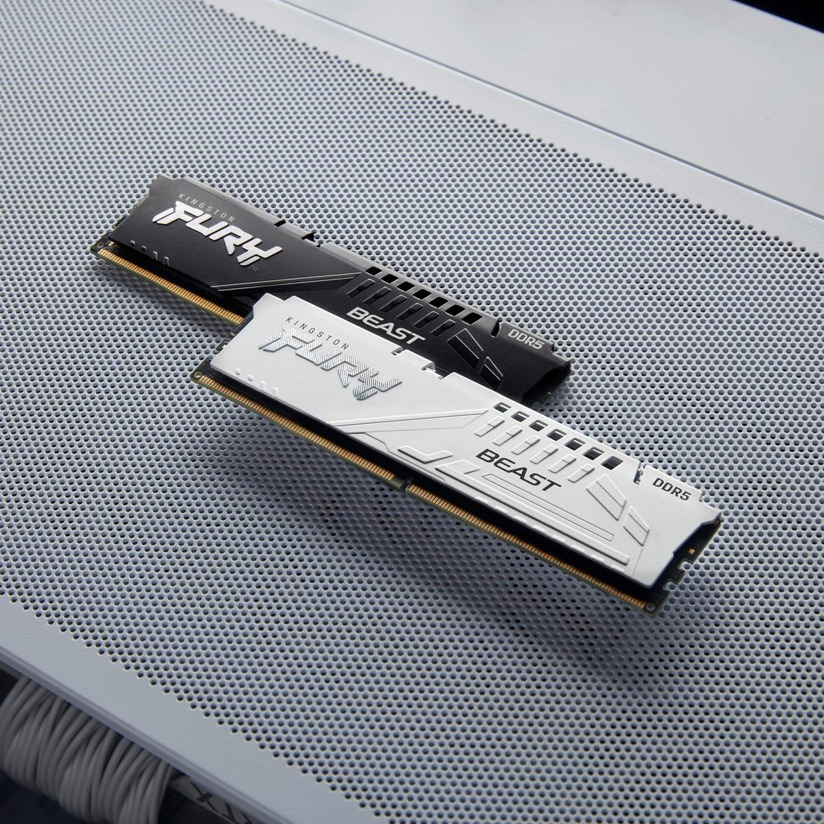 Память оперативная/ Kingston 32GB 5600MT/s DDR5 CL40 DIMM FURY Beast White XMP