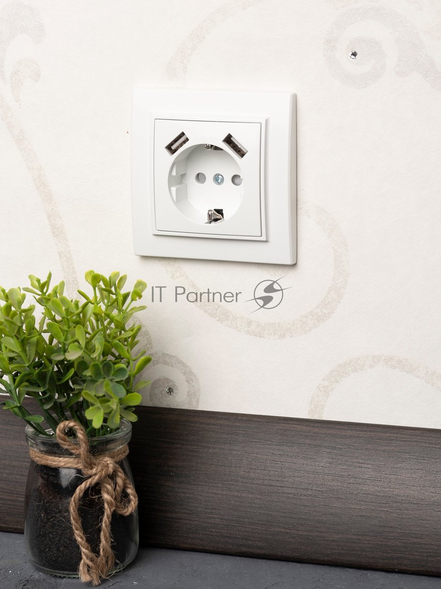 Розетка 1-м СП Минск 16А IP20 с заземл. защ. шторки с 2-мя заряд. устройствами USB 2.1А бел. EKF ERR