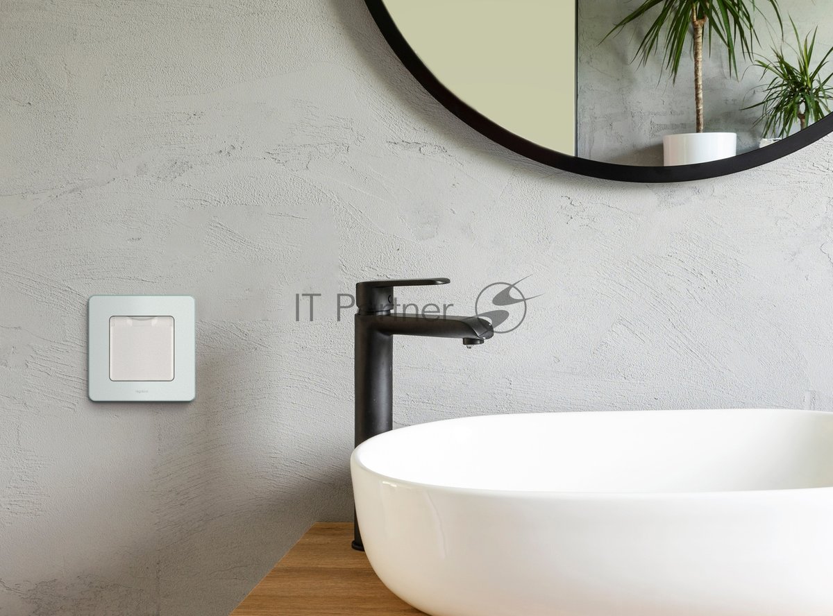 INSPIRIA Розетка 1-местная с заземлением с защитными шторками и крышкой 16А IP44 белый