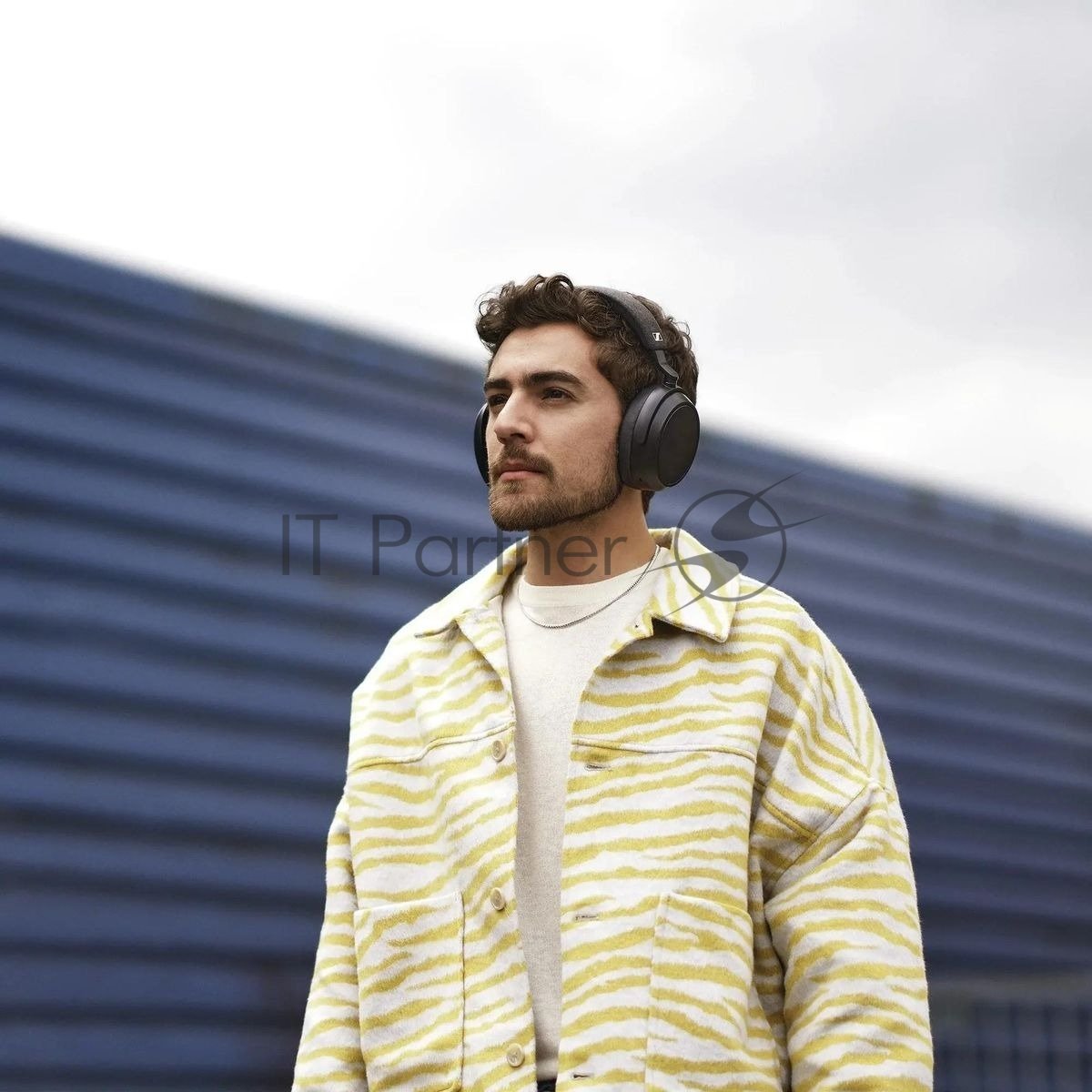 Беспроводные/проводные наушники Sennheiser Momentum 4 Wireless черный, полноразмерные, Bluetooth + Jack 3.5 мм, активное шумоподавление, до 60 ч