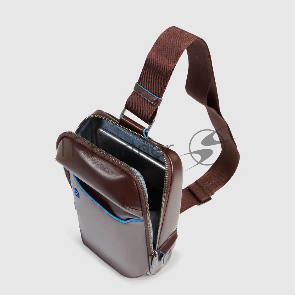 Рюкзак слинг мужской Piquadro Blue Square CA6898B2/MO красное дерево натур.кожа