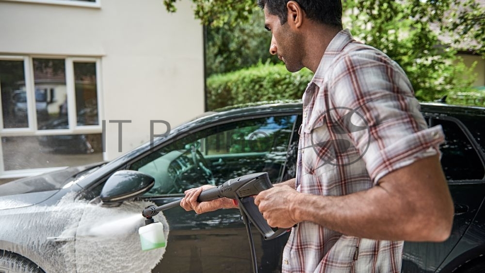 Очиститель высокого давления Bosch UniversalAquatak 130 (06008A7B00) 1.7кВт, 130бар, 380л/ч