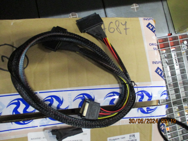 кабель Cable, x8 SFF-8654 to 2xU.2 SFF-8639, 0,8M (analog 05-60005-00 / ACD-60005-ZC / MD-6710075)