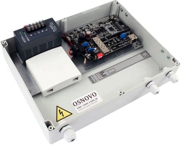 Osnovo - Уличный медиаконвертер Gigabit Ethernet с поддержкой PoE. Порты: 1 x GE (10/100/1000Base-T) с PoE (до 30W), 1 x GE SFP (1000Base-X). Встроенная грозозащита. Соответствует стандартам PoE IEEE 802.3af/at. Автоматическое определение PoE устройств. Питание AC195-265V (36W). Размеры (ШхВхГ): 300x230x111мм. Рабочая температура: -40…+50°С.