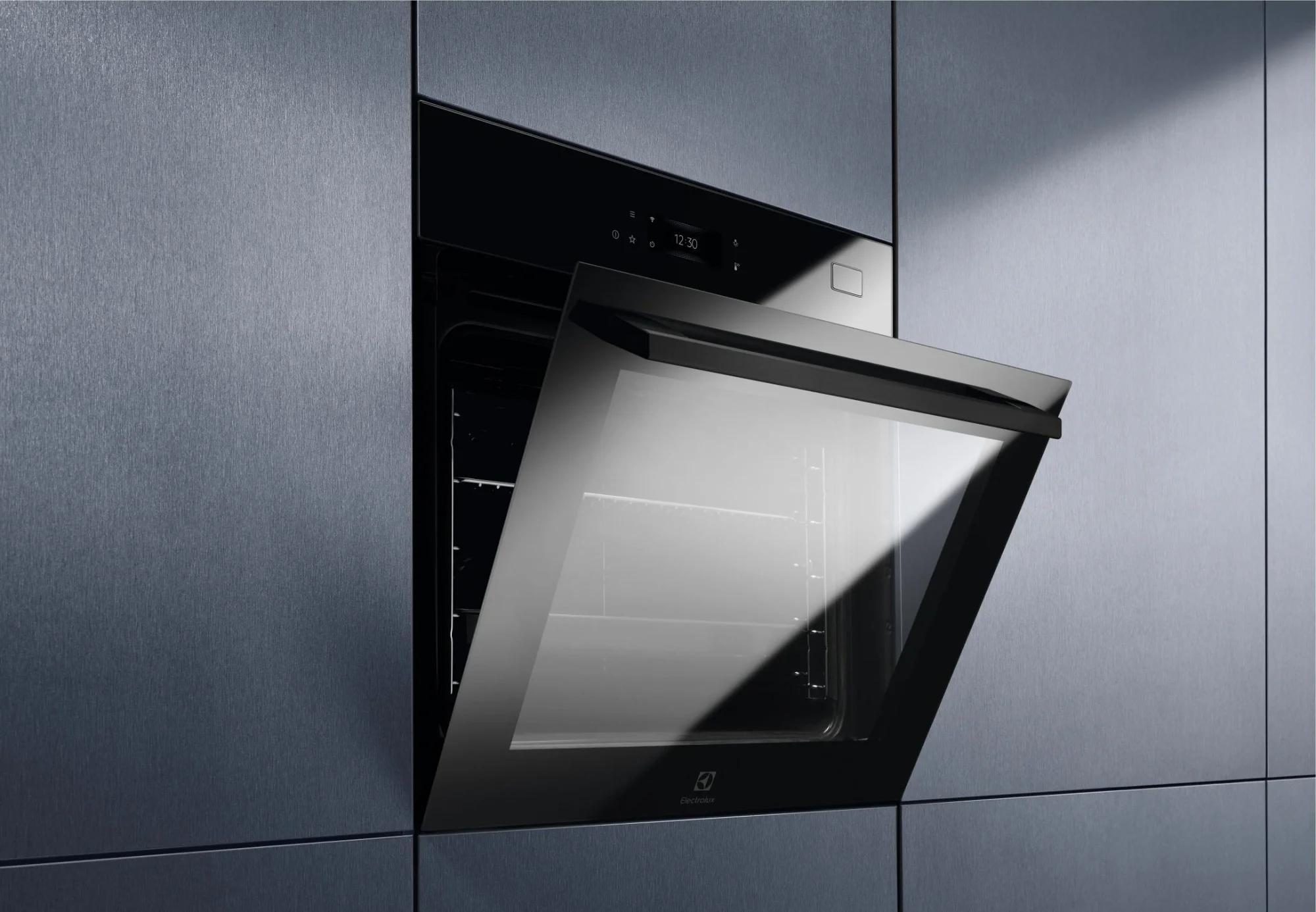 Встраиваемые электрические духовки ELECTROLUX/ электрический духовой шкаф с конвекцией, приготовление на пару, объем 70 л, 22 режима, автопрограммы, очистка паровая, направляющие проволочные + телескопические (1 уровень), термощуп