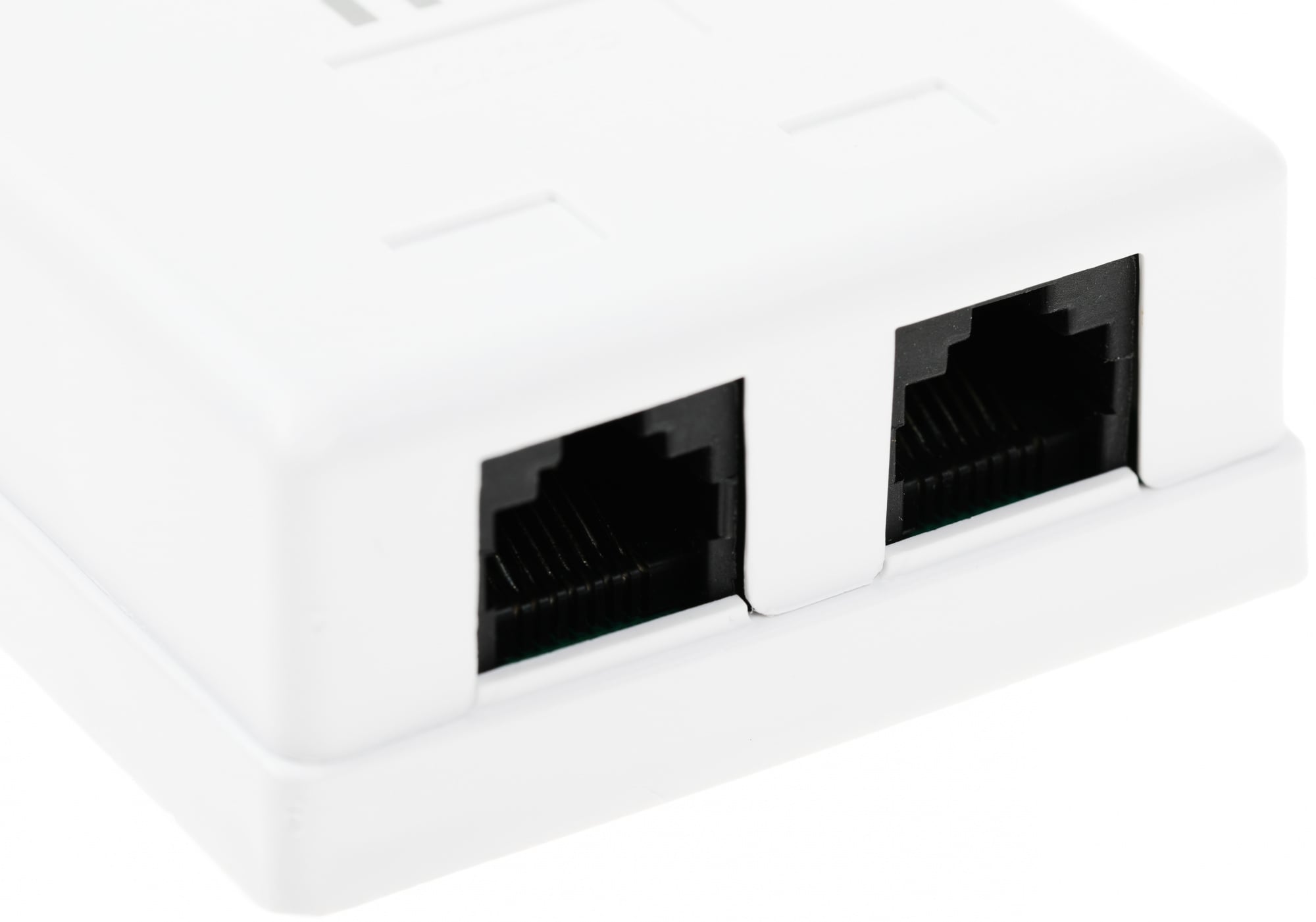 ITK Настенная инф. розетка RJ45, кат.5Е UTP, 2-порта. Используется для подключения оконечного оборудования пользователей на рабочих местах к информационной сети.