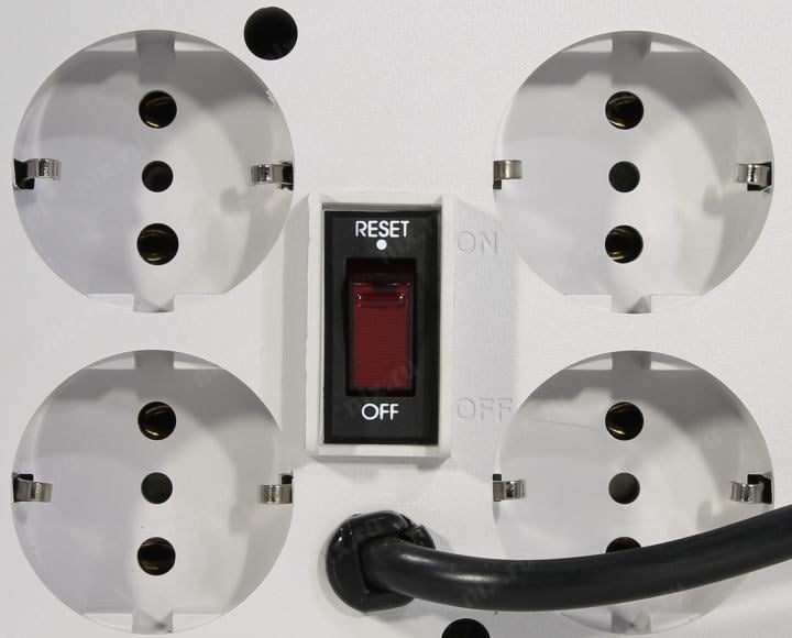 Стабилизатор PowerCom TCA-3000 White (вх.187~253 В, вых. 220V±5%,  4 розетки Euro)
