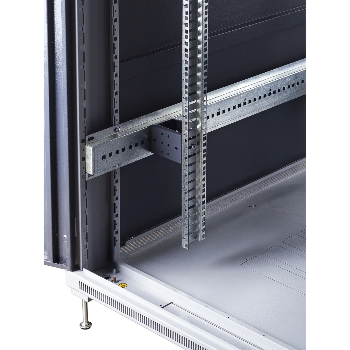Шкаф телекоммуникационный напольный 47U 800x800мм, серия TFC (SNR-TFC-478080-CPDP-G-SF)