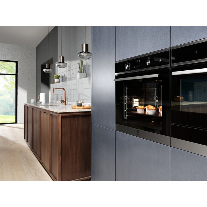 Встраиваемые электрические духовки ELECTROLUX/ Электрический духовой шкаф с конвекцией, приготовление на пару,объем 72 л, утапливаемые переключатели, 10 режимов, автопрограммы, очистка пиролитическая, 3 стекла в дверце, направляющие проволочные + телескопические (1 уровень), термощуп